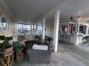 Lobby - Canal-Front Fishing & Beach Home -Large Kitchen and Outdoor Spaces - Sleeps 10+ (Galveston)