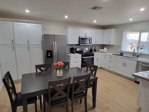 Micro-ondas, cooktop, lava-louças