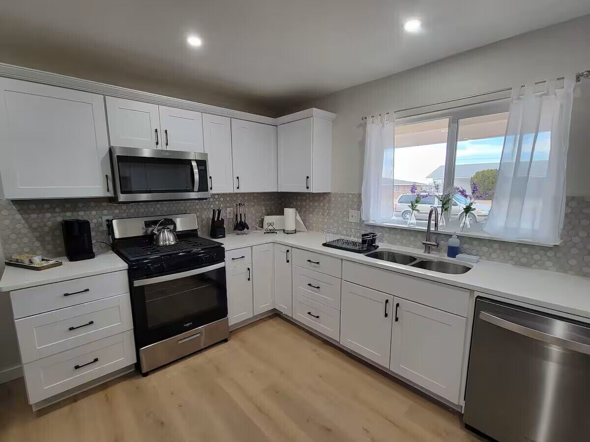 Mikroaaltouuni, liesi, astianpesukone