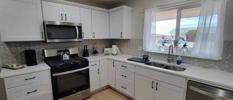 Four Ă  micro-ondes, surface de cuisson, lave-vaisselle