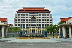 A large institutional building with a central entrance and two symmetrical wings. - Bell Suite Cozy Home at Sunsuria City 16km to KLIA Sepang by Cloud Host (Sepang)