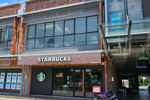 A Starbucks store with a large sign, American flag, and a storefront with large windows. - Bell Suite Cozy Home at Sunsuria City 16km to KLIA Sepang by Cloud Host (Sepang)