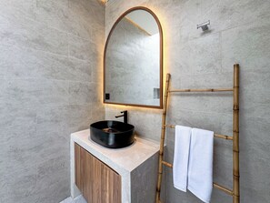 Pancuran mandi, kelengkapan dandanan diri percuma, pengering rambut 