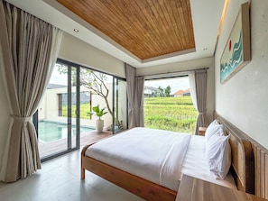 Brankas, meja kerja, ruang kerja ramah laptop, dan tirai kedap cahaya