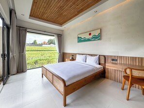 Peti besi dalam bilik, meja, ruang kerja komputer riba 