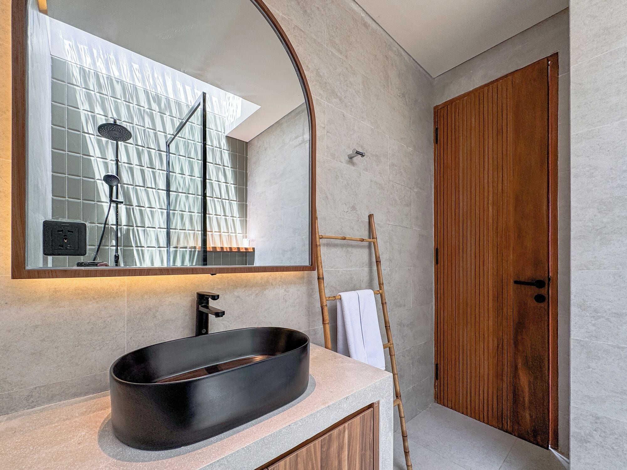 Dutxa, articles de tocador gratuïts, assecador de cabells i barnussos 