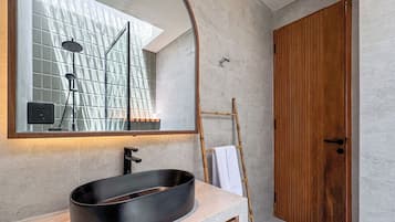 Dusche, kostenlose Toilettenartikel, Haartrockner, Bademäntel