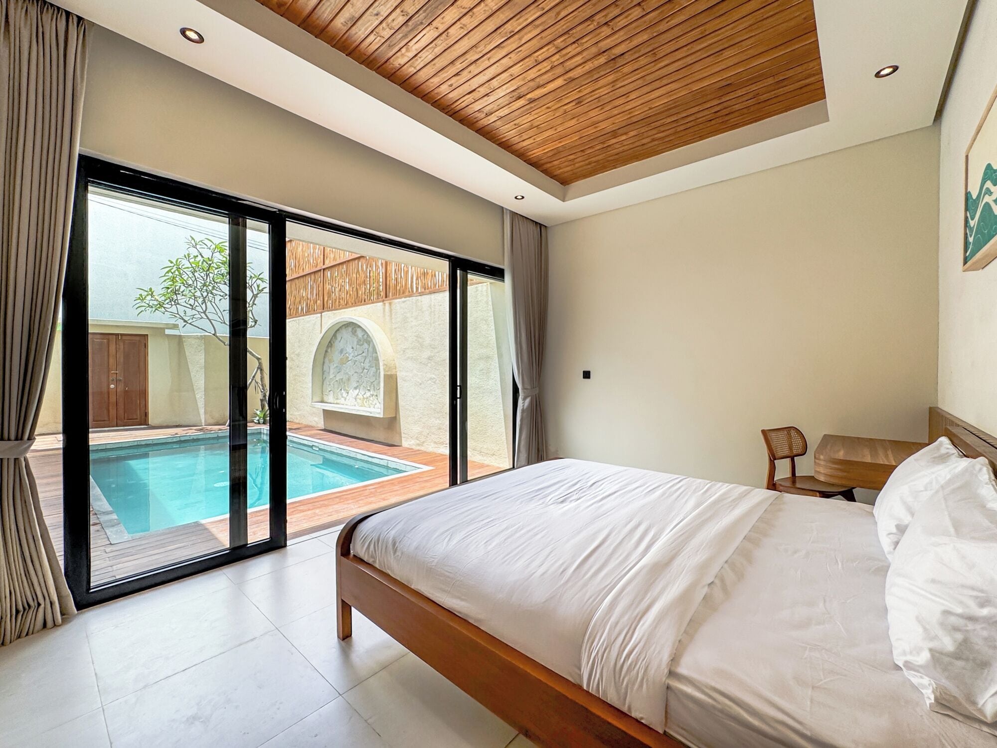 Brankas, meja kerja, ruang kerja ramah laptop, dan tirai kedap cahaya