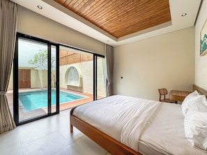 Brankas, meja kerja, ruang kerja ramah laptop, dan tirai kedap cahaya