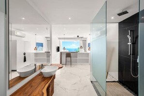 Villa, balkon, uitzicht op zee | Badkamer | Een douche, een haardroger, handdoeken, toiletpapier