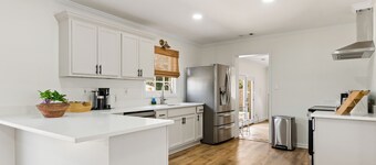 Cozy Retreat - Garage Lounge & Entertainment Space