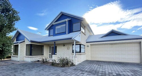 West Beach Getaway - Family & Pet Friendly