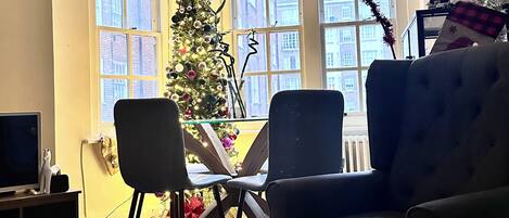 Classic Double Room, Patio | Makan dalam bilik