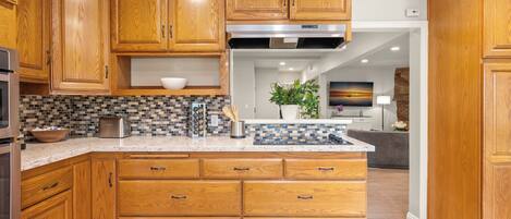 Frigorífico, microondas, horno y placa de cocina