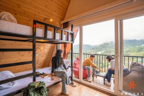 Deluxe 8 Bed Mixed Dorm (with Balcony) | 免费 WiFi