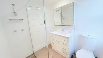Shower, hair dryer, towels, shampoo