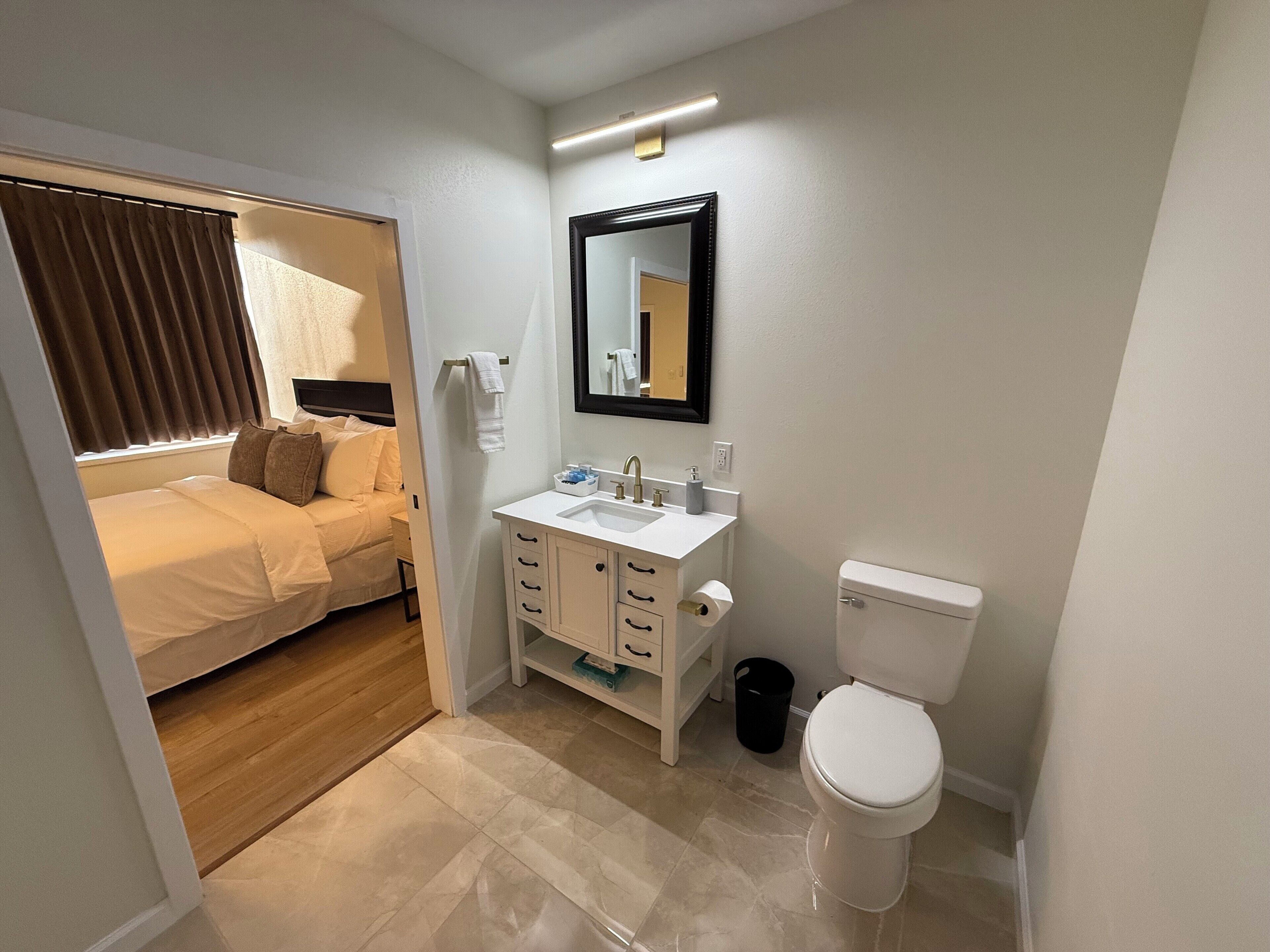 Luxury Apartment, City View | Bathroom | Shower, free toiletries, hair dryer, towels