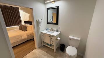Departamento de lujo, vista a la ciudad | Baño | Regadera, amenidades de baño gratuitas, secadora de cabello, toallas