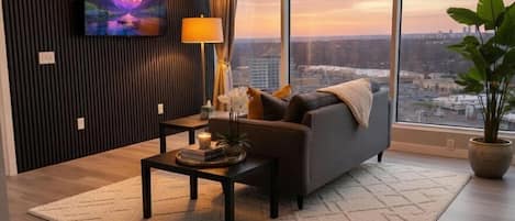 Televisi 50-inci dengan saluran TV digital dan layanan streaming