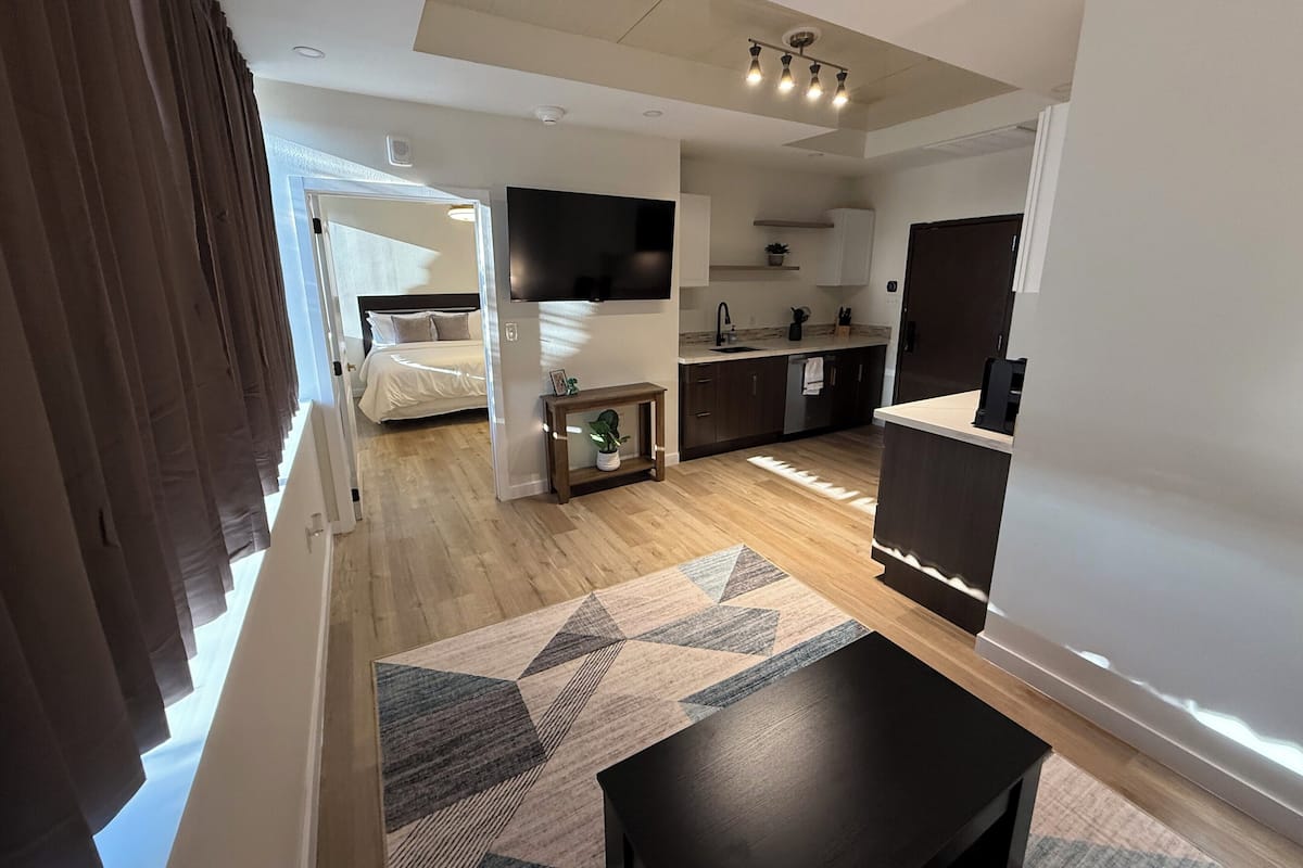 Tabla de planchar con plancha, wifi gratis y ropa de cama