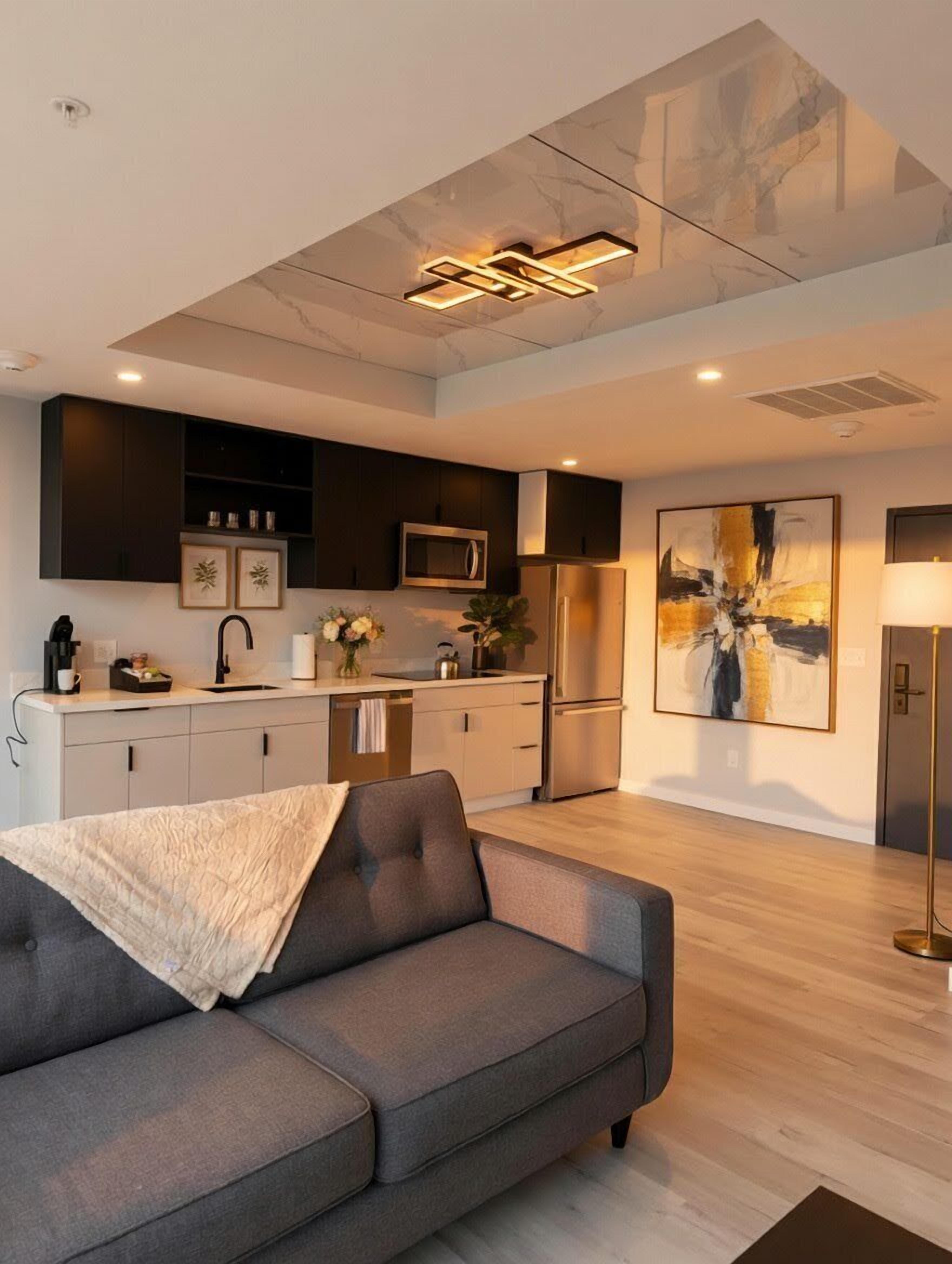 Full-size fridge, microwave, oven, dishwasher