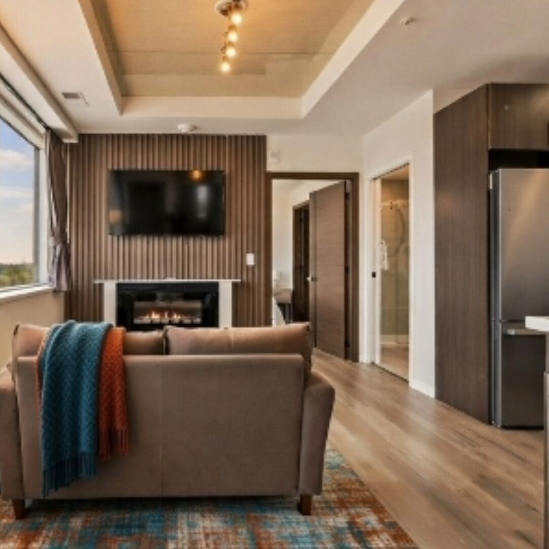 Departamento Deluxe, vista a la ciudad | Área de sala de estar | Televisión de 50 pulgadas con canales digitales 