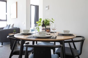 Dining - Southbank 2BR High City Views Enjoy Wine, Gym, Pool, Wifi (Melbourne)