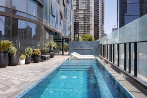 Departamento, 2 habitaciones, vista a la ciudad | Alberca | Alberca al aire libre 