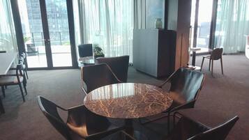 شقة - غرفتا نوم - منظر للمدينة | ردهة