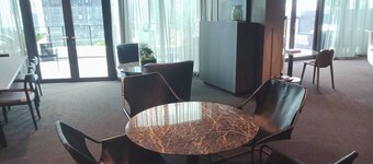 Southbank 2BR High City Views Enjoy Wine, Gym, Pool, Wifi