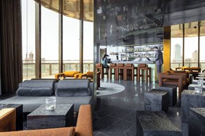 Appartement, 2 chambres, vue ville | Bar (sur place)