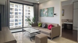 Ein modernes Wohnzimmer mit einer Couch, einem Couchtisch und Blick auf ein Wohngebäude.