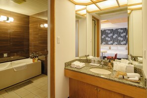 A modern bathroom with a bathtub, a sink, and a mirror. - Tosei Hotel Cocone Chiba Chuo (without on-site staff) (Chiba)