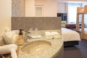 Habitación familiar, para no fumadores, hidromasaje | Wifi gratis y ropa de cama 