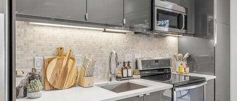 Frigorífico, microondas, horno y placa de cocina