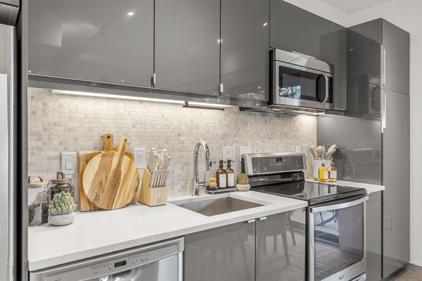Fridge, microwave, oven, stovetop