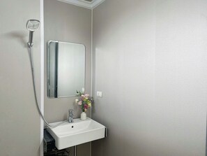 Quarto casal luxo, 1 quarto, para não fumantes | Banheiro | Chuveiro, ducha de hidromassagem, produtos de toalete grátis 