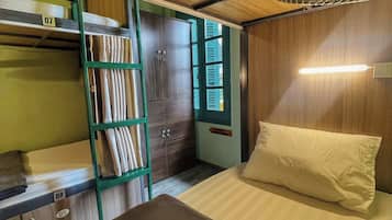 Dormitorio compartido básico, vista al patio | Wifi gratis y ropa de cama