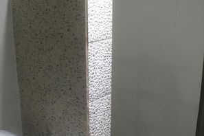 A textured wall with a column and a window with frosted glass. - Halina Drive Inn Hotel - Pasay (Pasay)