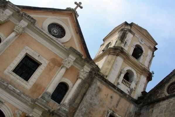 A historic building with a bell tower and a dome. - Halina Drive Inn Hotel - Pasay (Pasay)
