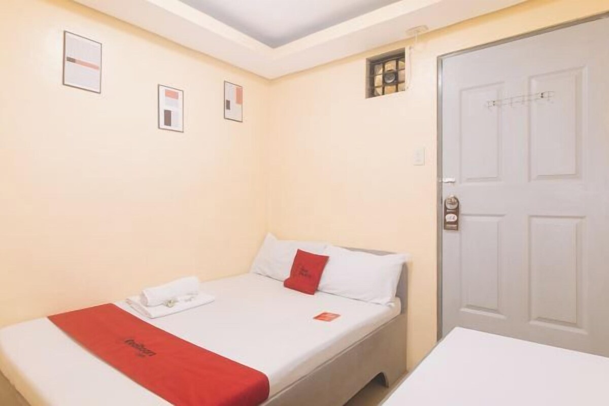 RedDoorz Deluxe Room