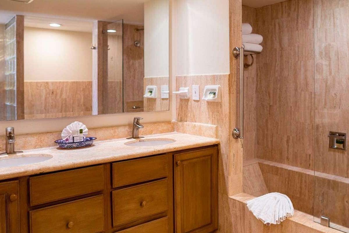 Suite, uitzicht op oceaan | Badkamer | Een bad/douchecombinatie, gratis toiletartikelen, een haardroger