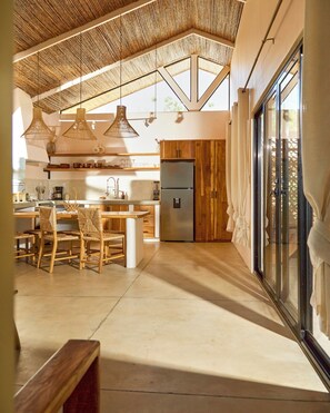 Casa luxo, 2 quartos, piscina particular | Cozinha privada | Geladeira grande, fogão, cooktop, talheres/pratos/utensílios de cozinha