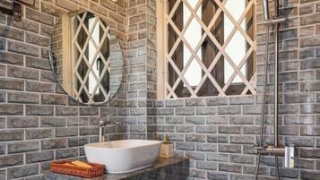 Dusj, hårføner, tøfler og håndklær