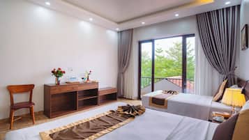 Quarto triplo standard, vista para o jardim | Individualmente decorados, individualmente mobiliados, escrivaninha