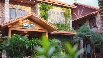 Vista frontal de la propiedad