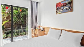 Habitación doble estándar, vista al jardín | Decoración personalizada, muebles diferentes y escritorio