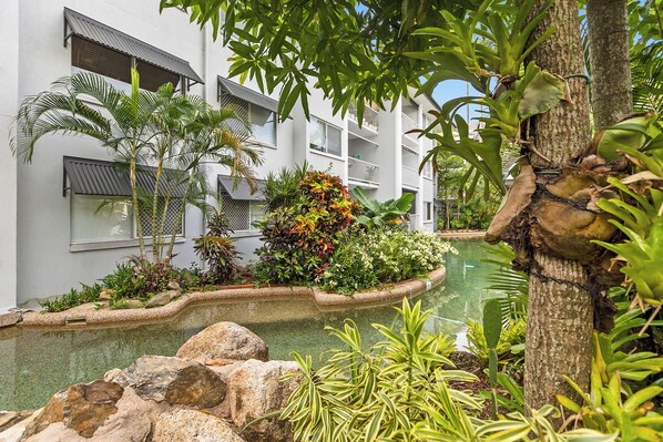 Una piscina al aire libre