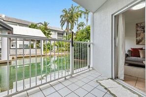 Apartemen Keluarga, balkon, pemandangan kolam renang | Balkon