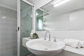 Familienapartment, Balkon, Poolblick | Badezimmer | Dusche, kostenlose Toilettenartikel, Haartrockner, Handtücher